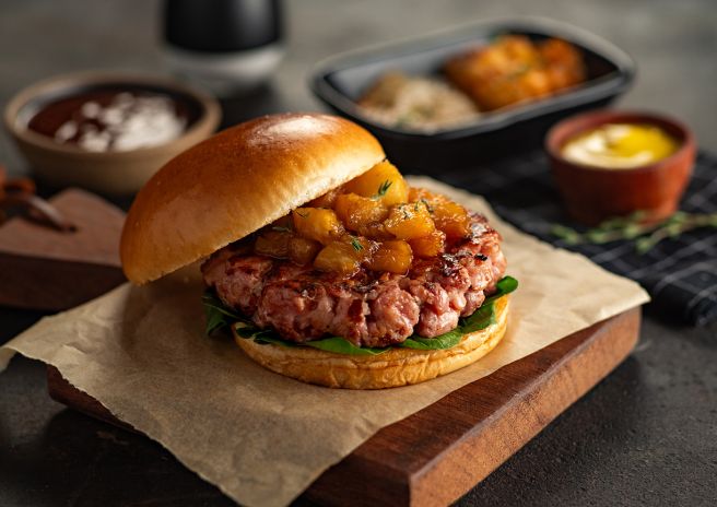 Hambúrguer de Linguiça Toscana com Abacaxi Caramelizado