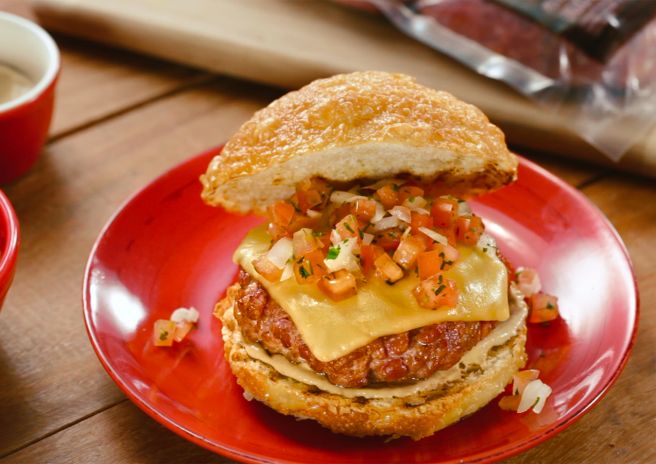 Hambúrguer de Linguiça Toscana com Vinagrete