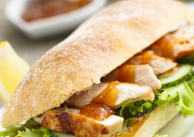 Sanduíche de Fatias de Frango ao Molho de Tomate