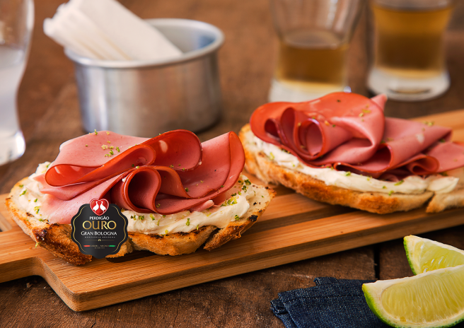 Brusqueta com Cream Cheese, Raspas de Limão e Mortadela Ouro