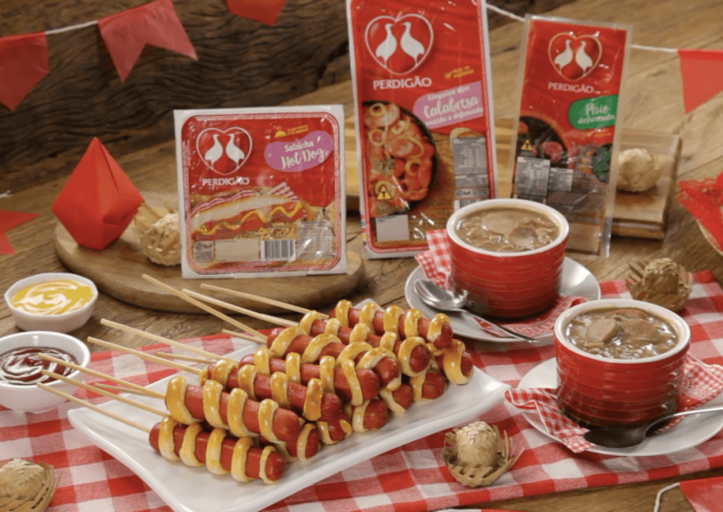 Receitas Juninas Quentinhas: Caldinho de Feijão e Espetinho de Salsicha Perdigão