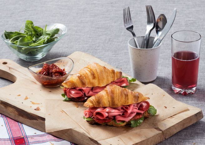 Croissant com Mortadela Ouro, Tomate Seco e Rúcula Selvagem