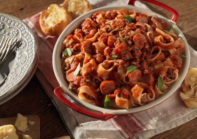 Macarrão à Bolonhesa de Salsicha e Manjericão Fresco