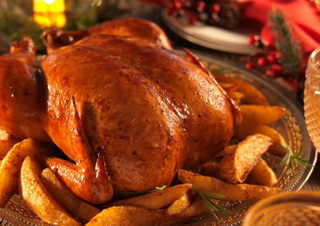 Chester assado acompanhado de batatas rústicas com páprica defumada