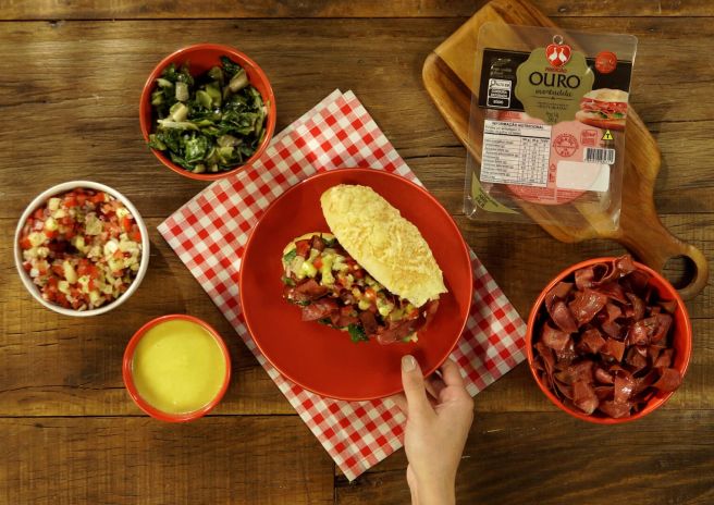 Sanduíche de Mortadela com Vinagrete de Abacaxi e Molho de Mostarda - Pão Frances com Crosta de Parmesão