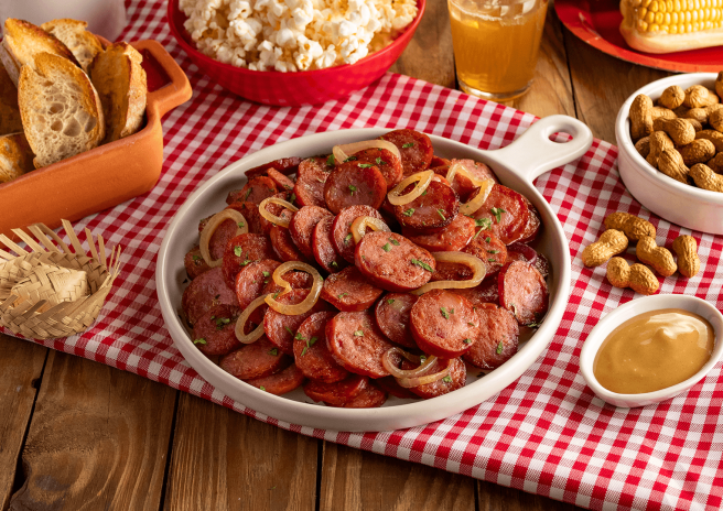 Petisco de Linguiça Calabresa Acebolada com Molho de Mel e Mostarda