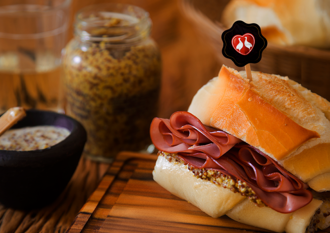 Sanduíche no Pão Francês com Mortadela Ouro e Molho de Mostarda