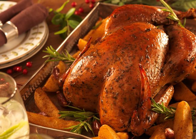 Peru Assado na Manteiga com Batatas Rústicas e Alho Assado