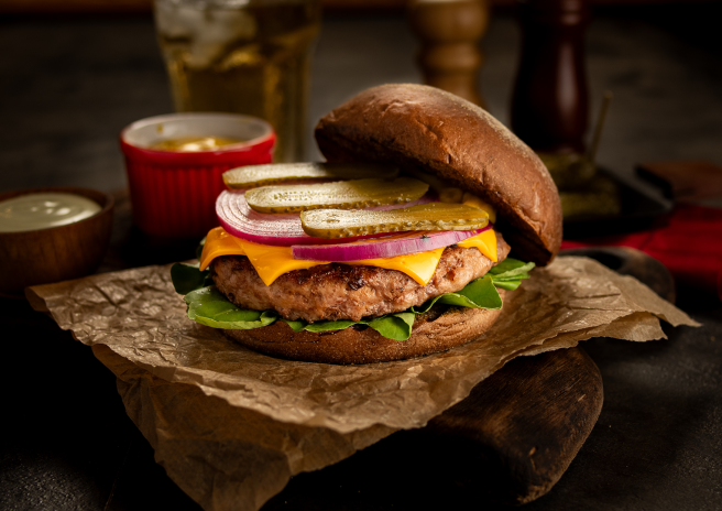 Cheeseburguer de Picanha com Rúcula, Picles de Pepino e Fatias de Cebola Roxa