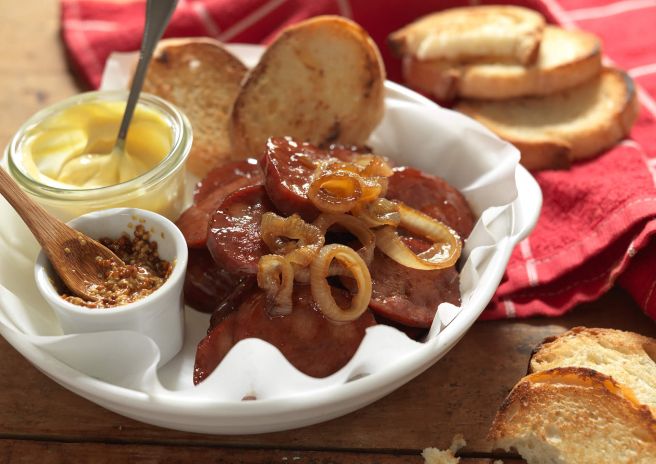 Linguiça Paio com Cebolas Caramelizadas e Torradas