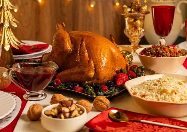 Peru com Margarina e Ervas, Molho de Frutas Vermelhas e Arroz com Uva-passa Branca e Raspas de Limão