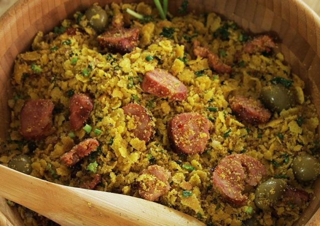 Linguiça Toscana ao Vinagrete e Farofa com Bacon