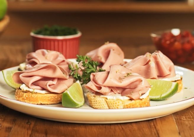 Brusqueta de Mortadela Ouro com Cream Cheese e Raspas de Limão