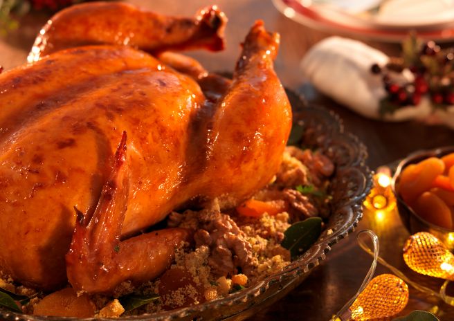 Chester regado ao próprio molho com farofa de nozes e damasco