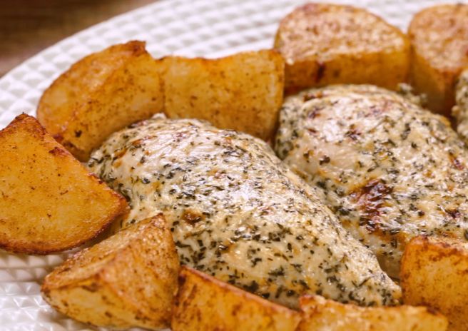 Peito de Frango Assa Fácil com Ervas e Batatas