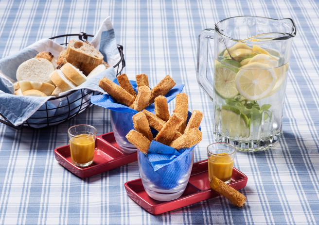 Tiras Empanadas de Mortadela Tradicional com Molho de Mostarda e Mel