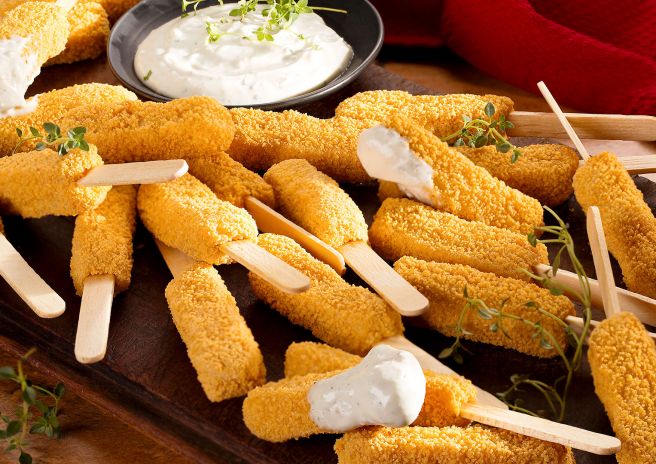 Tirinhas no Espeto com Molho de Queijos