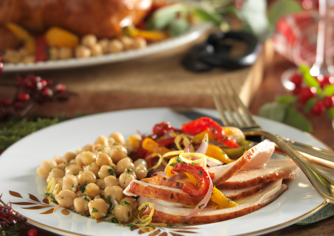 Chester Assado com salada de grão de bico e mix de pimentões tostados