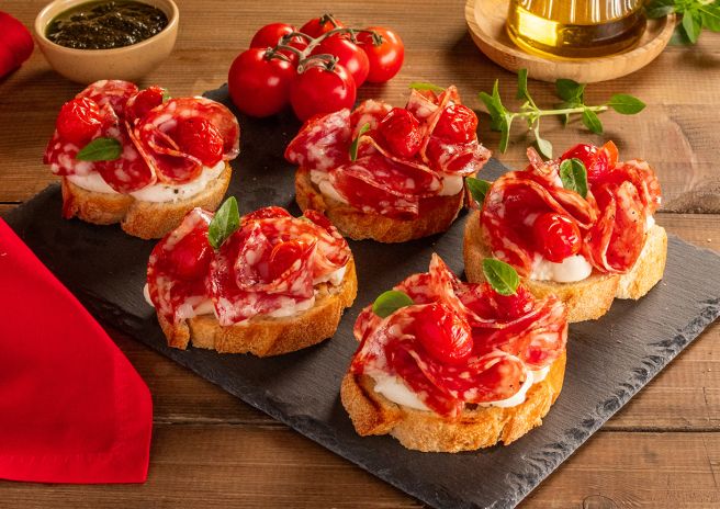 Torradinhas Caprese com Salame