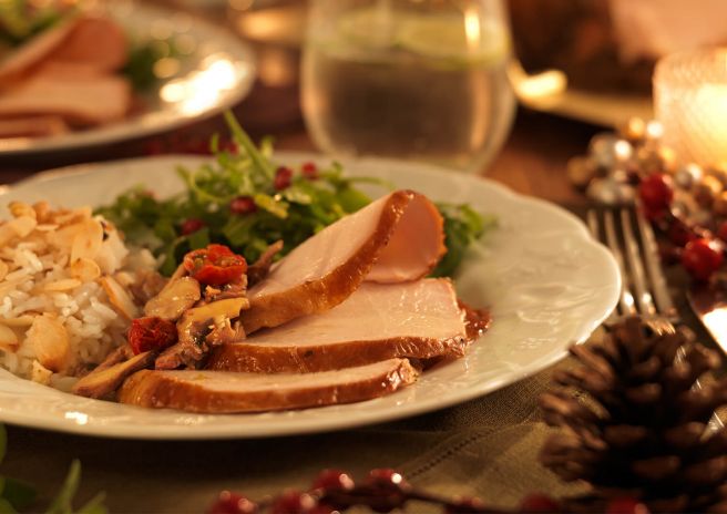 Chester Desossado Recheado Servido com Molho de Ervas