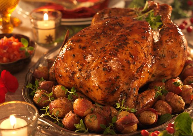 Chester com Especiarias com Mini Batatas Enroladas no Bacon e Vinagrete de Cebola Roxa