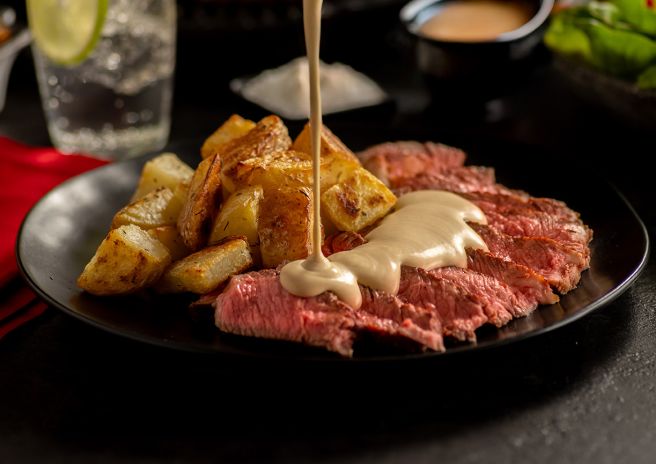 Entrecôte em Bifes com Molho de Mostarda Dijon e Batatas Rústicas