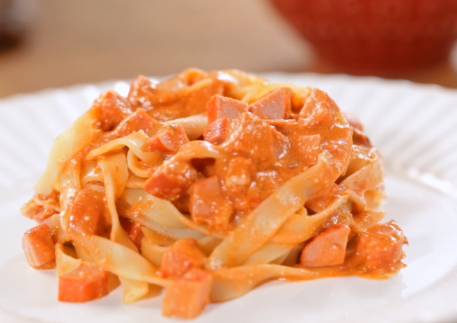 Macarrão ninho recheado com salsicha Perdigão