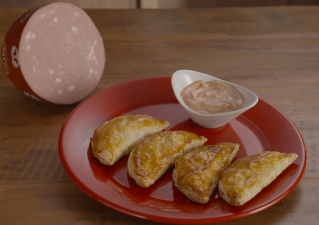 Meia-Lua de Mortadela Ouro com Massa Folhada