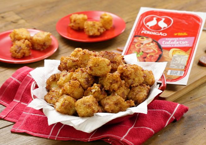 Dadinhos de Tapioca Recheados com Linguiça Calabresa