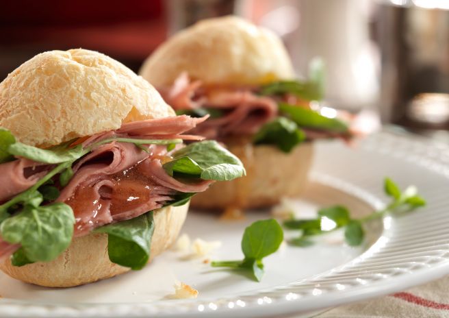 Mini Sanduíche de Pão de Queijo com Mortadela Ouro e Geleia de Pimenta