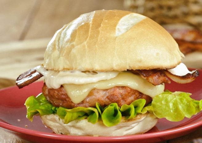 Hambúrguer de Linguiça Toscana com Bacon
