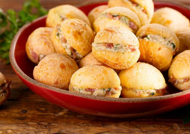 Pão de Queijo Tradicional Recheado com Patê de Salame